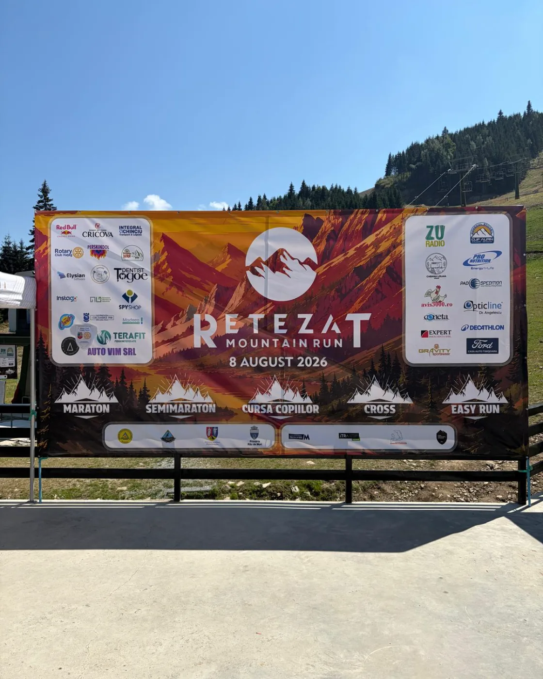 Panel oficial de patrocinadores del Retezat Mountain Run del 8 de agosto de 2026