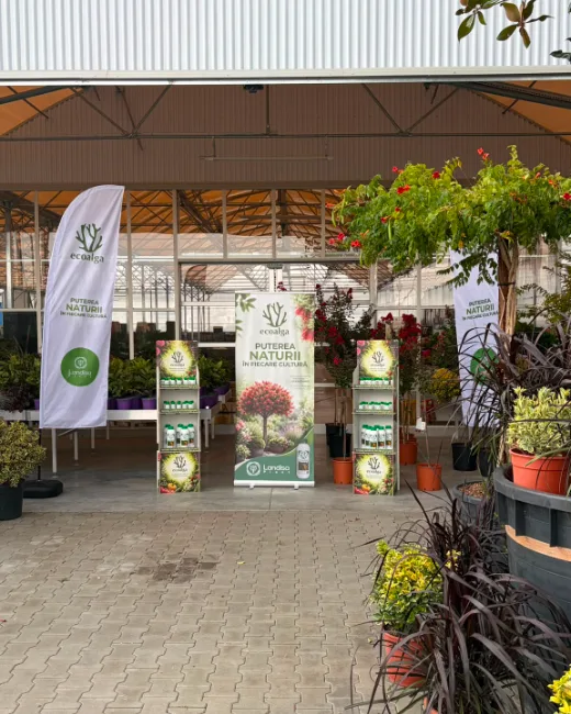 Acceso al centro de jardinería del distribuidor con el expositor de Ecoalga en la entrada