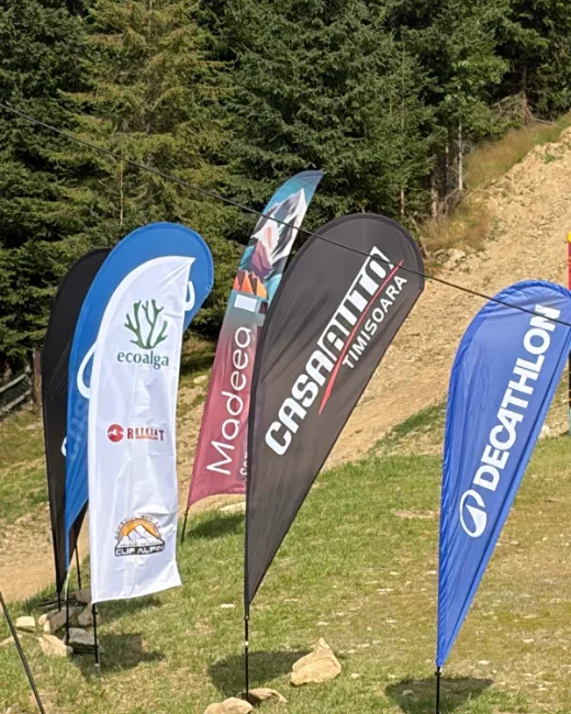 Bandera de Ecoalga junto a las de otros patrocinadores en la ladera del recorrido de la carrera