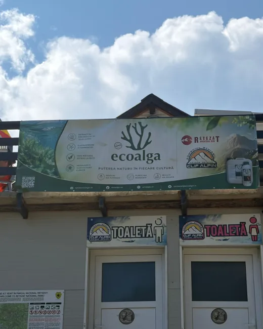 Lona de Ecoalga instalada en el edificio de la estación de montaña sede de la carrera